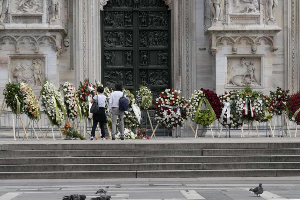 Funerali di Stato di Silvio Berlusconi, attesi in 10mila in piazza Duomo: la polemica sul lutto nazionale