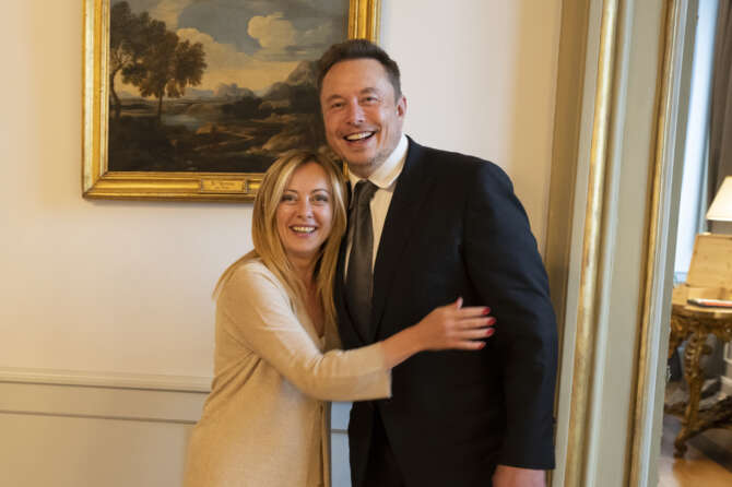 Gestazione per altri e reato “universale”, Meloni avrà detto a Musk che è un ladro di bambini?