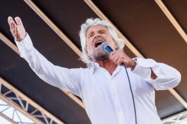 Il ritorno di Beppe Grillo: “Fate le brigate di cittadinanza, passamontagna e andate a fare i lavoretti di notte”