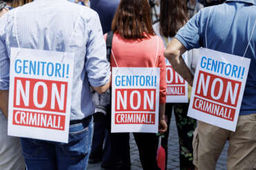 Gestazione per altri, il reato universale è un’idea da Stato etico