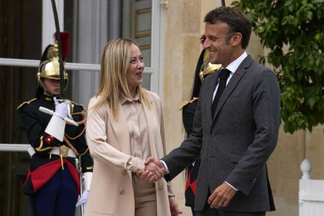 Meloni convince Macron, respingimenti di migranti a pagamento