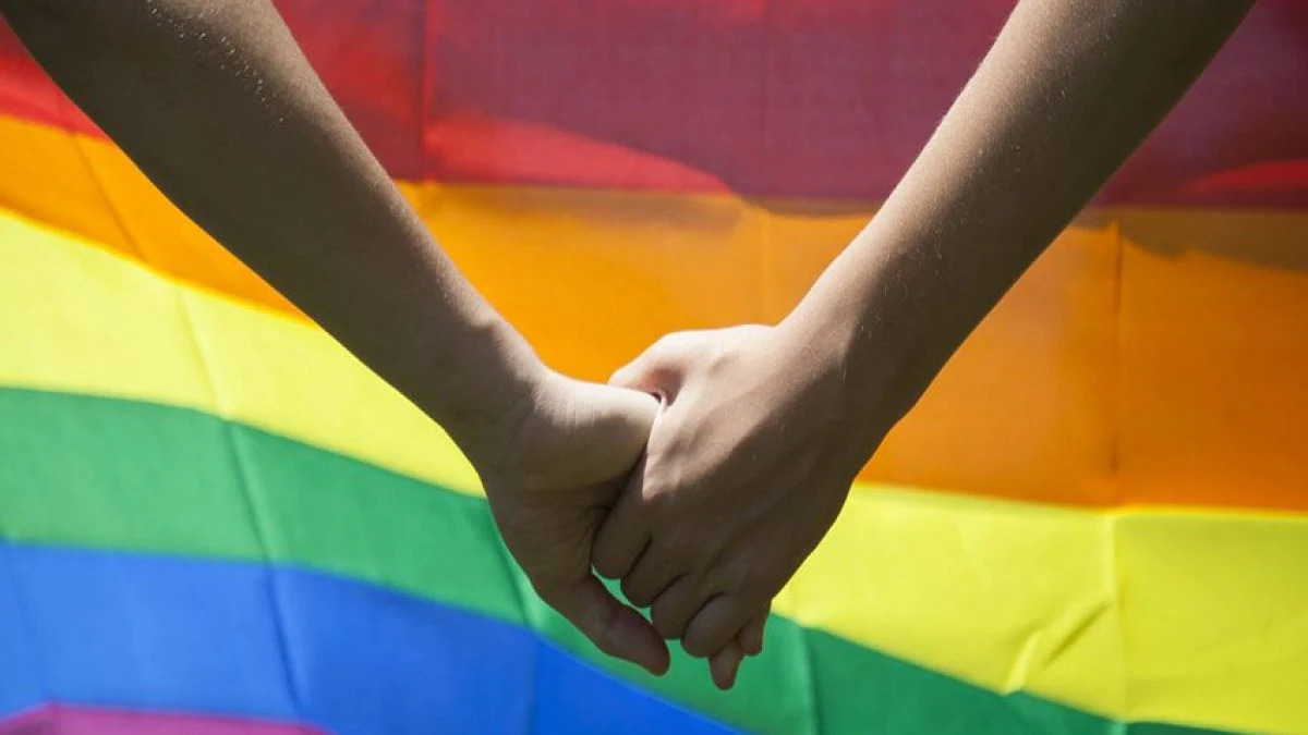 Presi a sassate in centro, l’aggressione omofoba a Bari: “Nessuno ci ha difesi”