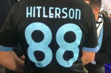 “Omaggia Hitler, proibito il numero 88”: la misura del governo contro l’antisemitismo nel calcio