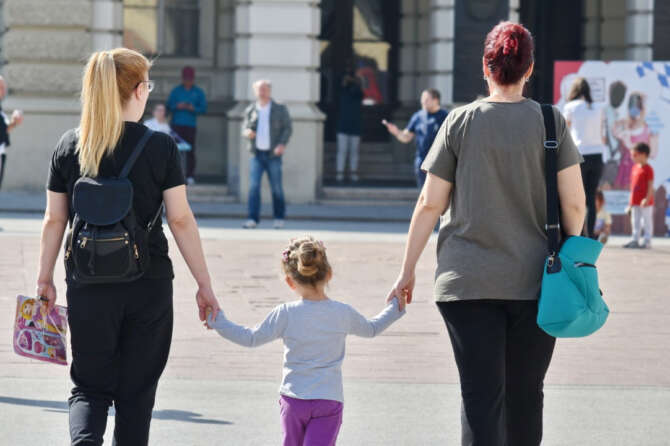 Il “blitz” della Procura di Padova, impugnati 33 atti di nascita di bambini con due mamme: “Sono illegittimi”