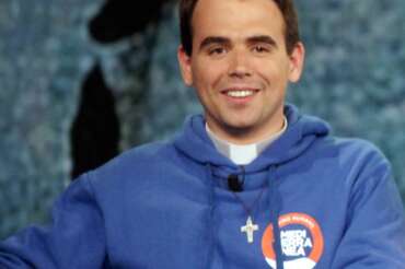 Chi è don Mattia Ferrari, il prete di Mediterranea minacciato online