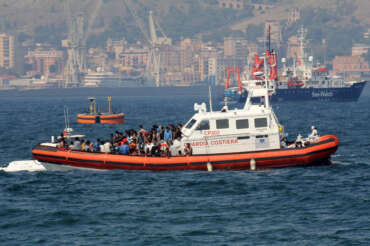 Sea Watch: “Ci volevano far navigare per 32 ore e abbiamo disobbedito”