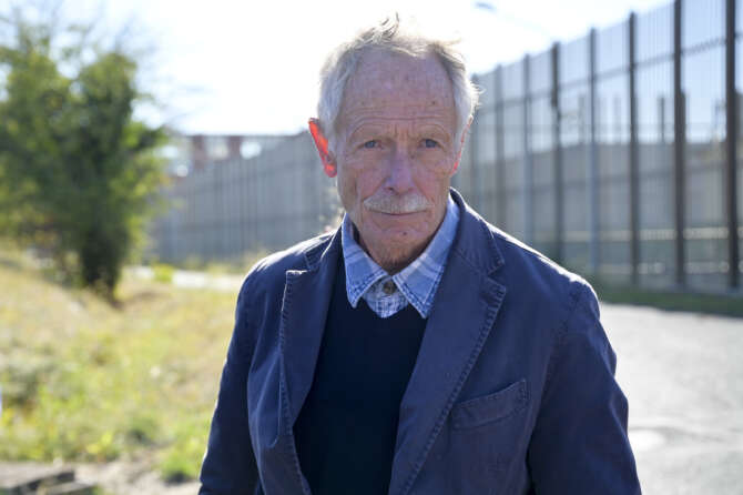 Intervista a Erri De Luca: “Quanto accade nel Mediterraneo peggio della deportazione degli schiavi nelle Americhe”