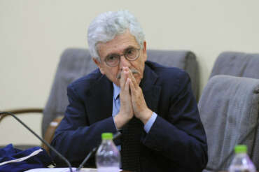 L’Italia fabbrica armi, le vende e fa la guerra e poi se la prende con D’Alema…