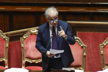 Chi non ha lo status di rifugiato va sbattuto fuori, la linea di Piantedosi alla Ue