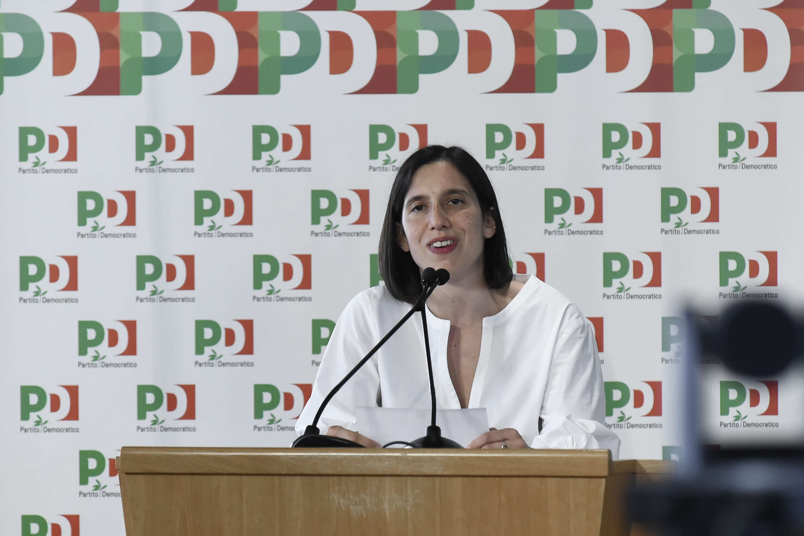 Niente armi con i fondi del Pnrr, l’appiglio per Schlein dalla mozione con 5 Stelle e AVS: voto unitario Dem in Europa