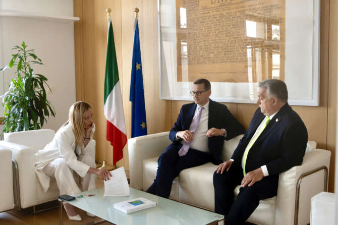 Meloni prende schiaffi dai fascisti: Orban e Morawieck fanno saltare il patto immigrazione Ue