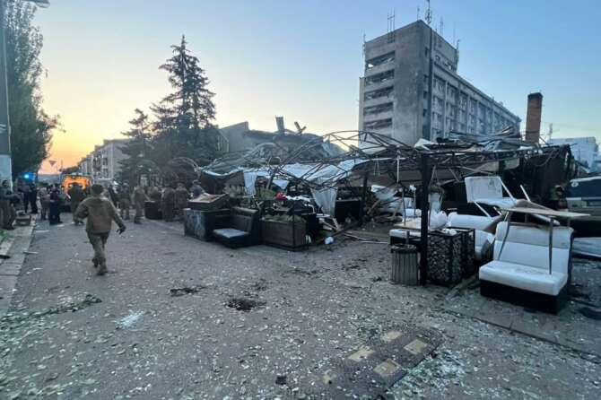 Zuppi a Mosca per la pace, Putin ‘risponde’ bombardando i civili a Kramatorsk: 10 morti per i missili su un ristorante