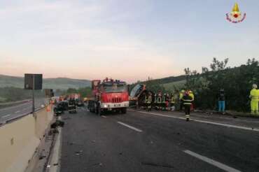 Bus precipita in una scarpata, un morto e 14 feriti nel gravissimo incidente sull’A16