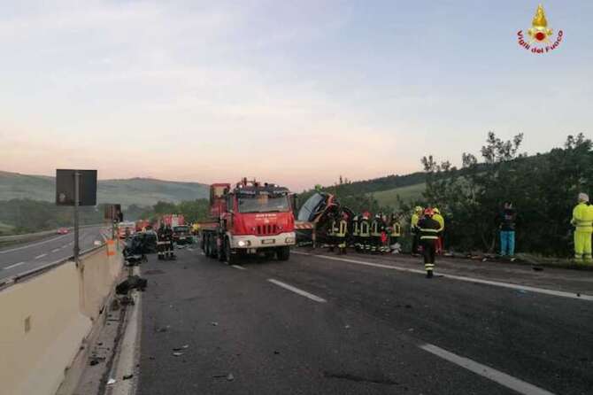 Bus precipita in una scarpata, un morto e 14 feriti nel gravissimo incidente sull’A16