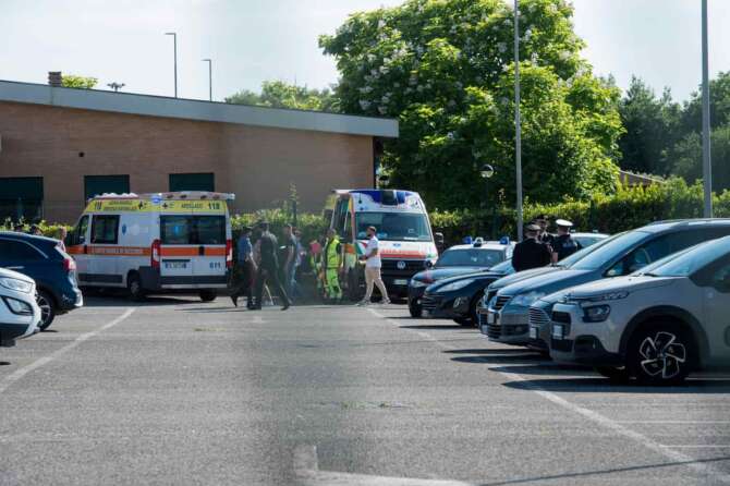 Ravenna, madre si lancia dal nono piano con la figlia di 6 anni: bimba morta sul colpo, sui social accuse al “padre violento”