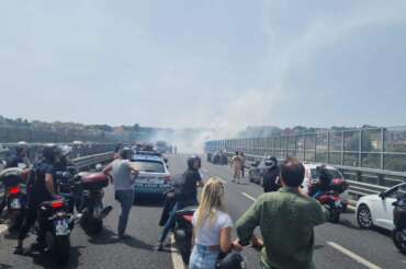 Paura sulla tangenziale di Napoli, esplode un’auto: in due in ospedale in gravi condizioni