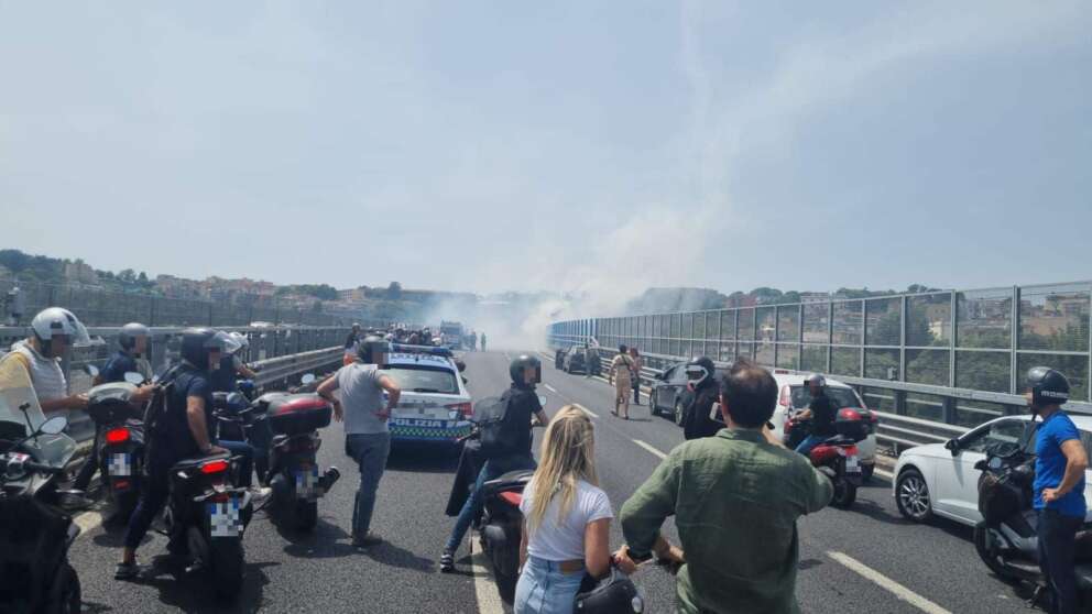 Paura sulla tangenziale di Napoli, esplode un’auto: in due in ospedale in gravi condizioni