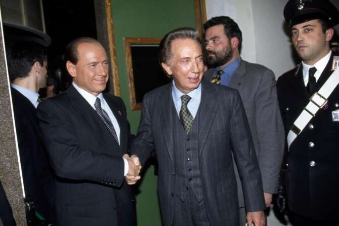 Berlusconi e la tv, la sua rivoluzione che ruppe il monopolio Rai tra intuizioni e aiuti dalla politica