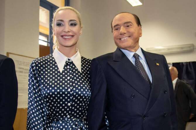Gli amori di Silvio Berlusconi: le quattro mogli, le fidanzate, i figli e 16 nipoti