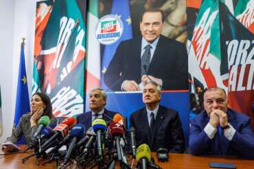 La “nuova” Forza Italia dopo Berlusconi, Tajani presidente-reggente: prove di unità e il nome di Silvio resterà nel simbolo