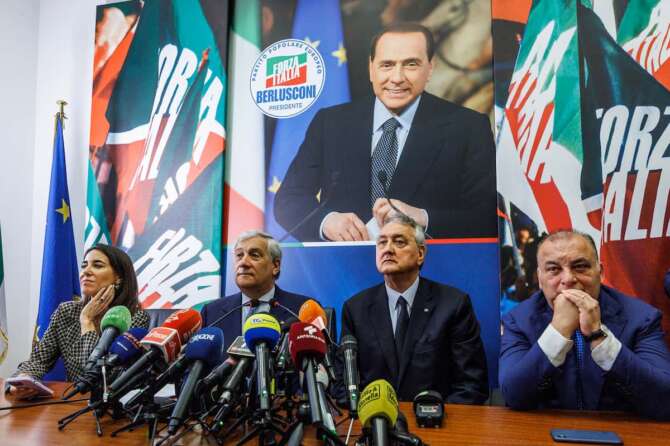La “nuova” Forza Italia dopo Berlusconi, Tajani presidente-reggente: prove di unità e il nome di Silvio resterà nel simbolo