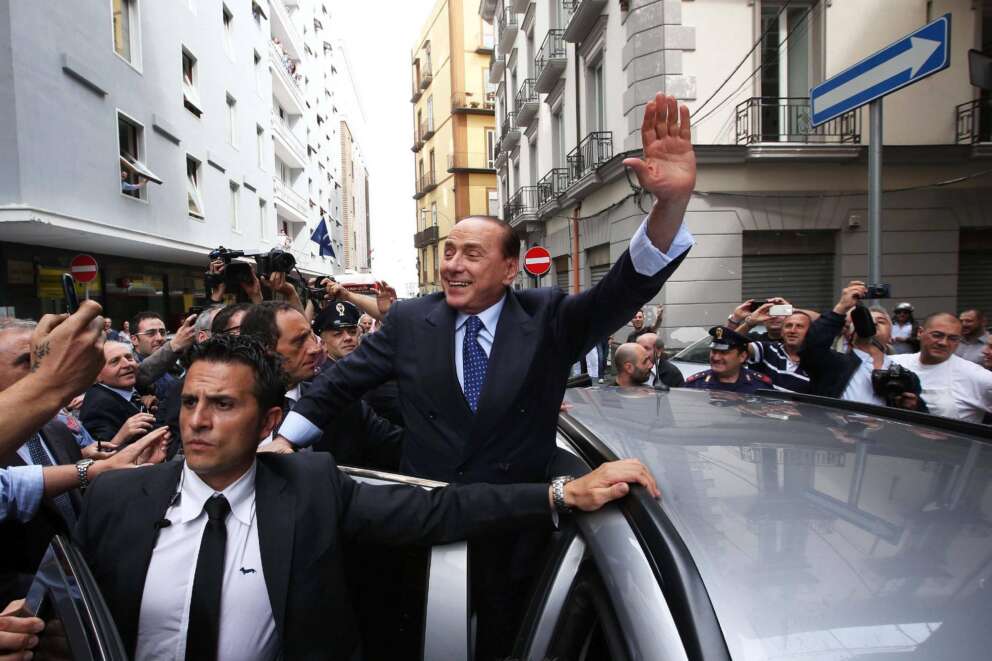 Le opposizioni riabilitano Berlusconi: “Amore per l’Ue e grande umanità”