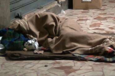 Pestato nella notte da due giovani, clochard muore nel napoletano: l’aggressione ripresa dalle telecamere
