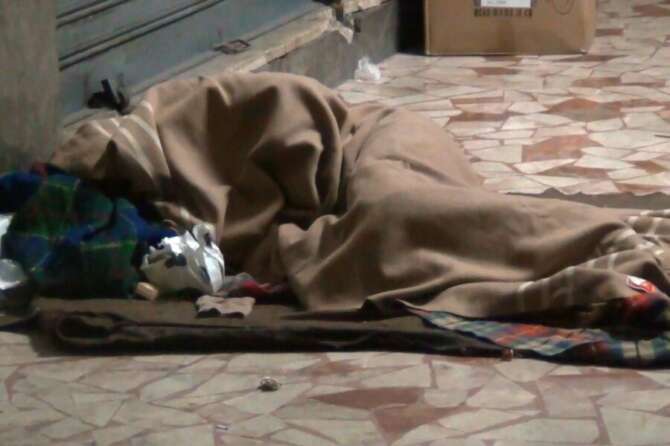 Pestato nella notte da due giovani, clochard muore nel napoletano: l’aggressione ripresa dalle telecamere