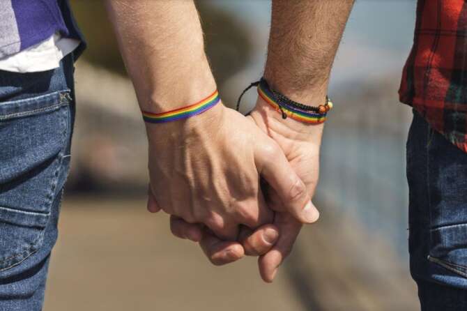 Centro estivo per bambini in parrocchia annullato, per la Diocesi l’educatore gay “non è adatto”