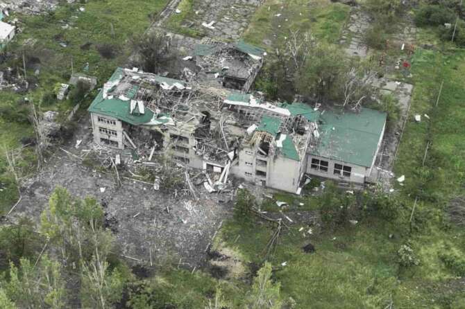 Guerra Ucraina – Russia, blitz dei partigiani anti-Putin al confine: Zuppi a Kiev in missione di pace