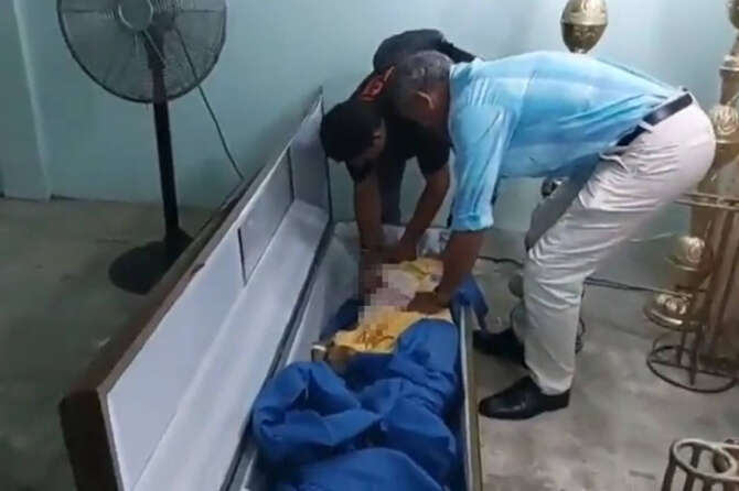 Colpi alla bara alla veglia funebre di Bella: “Non è morta, è ancora viva”