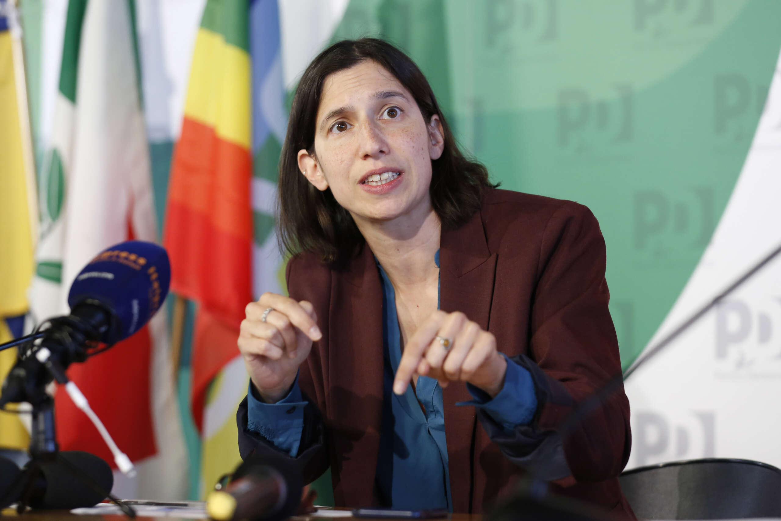 Elly Schlein prova a tenere unito il partito che scalpita