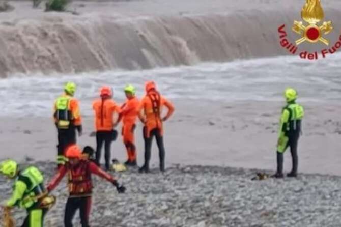 Scomparso nel fiume, ritrovato il corpo del 18enne: “Voleva girare un video mentre era trascinato dalla corrente”