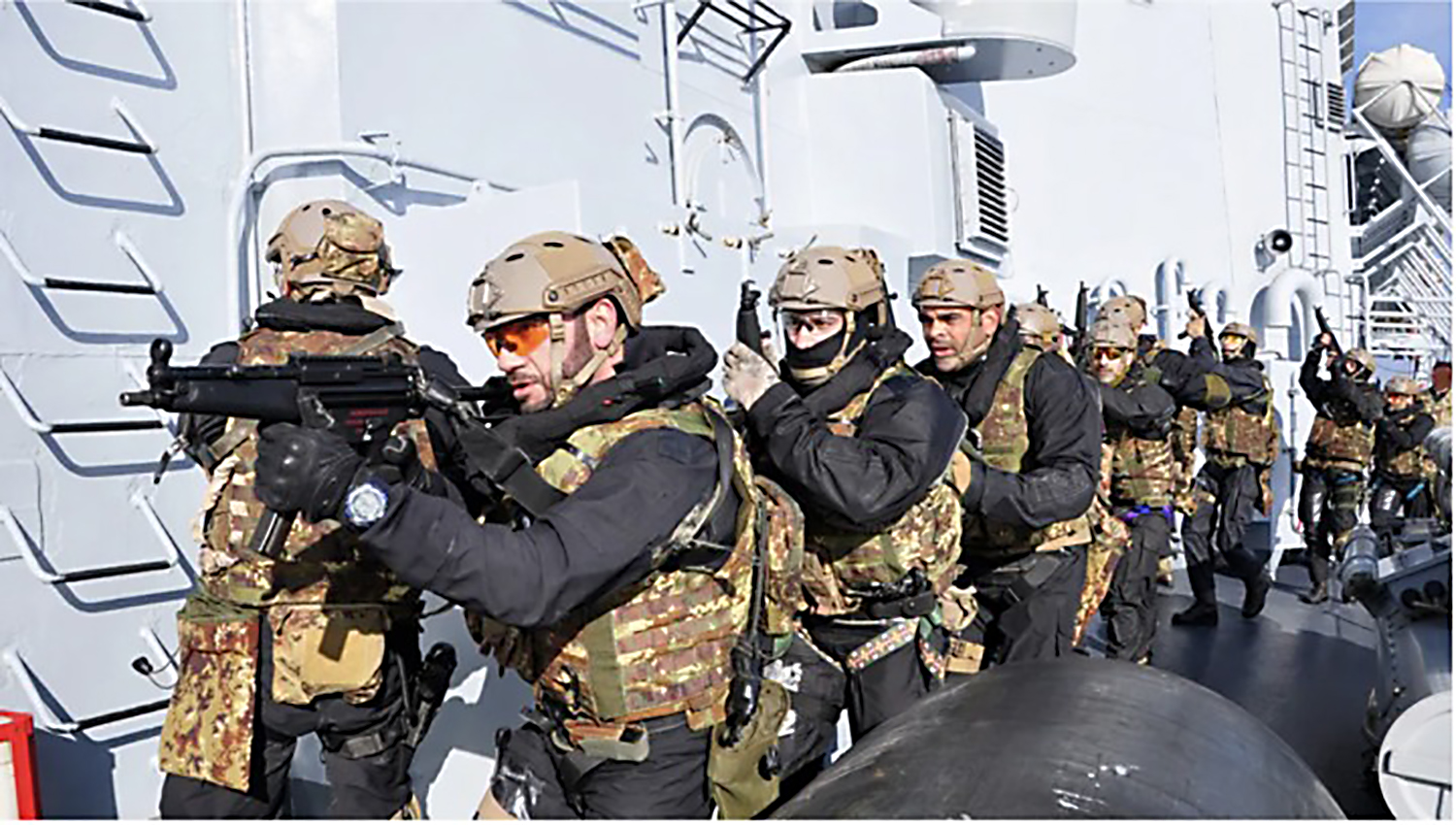 Dirottamento Galata Seaways, teste di cuoio ed elicotteri per 15 migranti