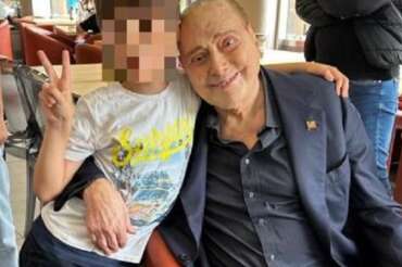 L’ultima foto di Berlusconi, il leader “provato ma socievole”: lo scatto al bar con un piccolo tifoso milanista
