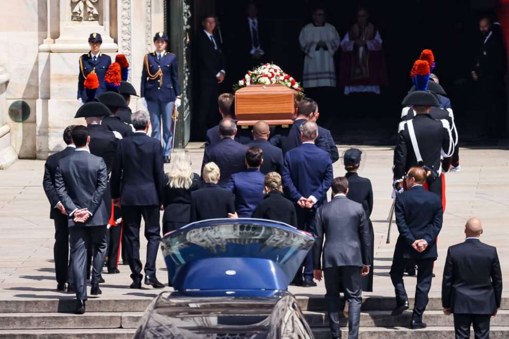 I funerali di Stato di Berlusconi, il feretro accolto da applausi e cori: “È un uomo e ora incontra Dio”