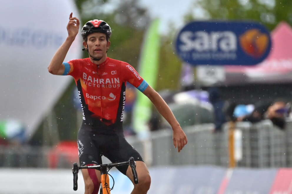 Ciclismo in lutto, morto a 26 anni Gino Mäder: fatale la caduta al Giro di Svizzera