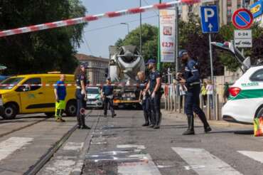 Ciclista uccisa a Milano, travolta da una betoniera: è la quarta vittima nel 2023 per incidenti con mezzi pesanti