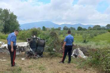 Aereo Piper precipita in un canale nel Casertano, morti padre e figlio: il velivolo distrutto nell’impatto