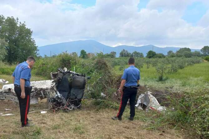 Aereo Piper precipita in un canale nel Casertano, morti padre e figlio: il velivolo distrutto nell’impatto