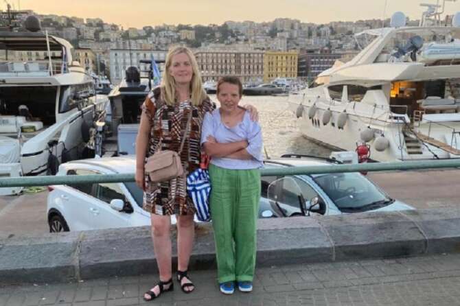 Turista inglese scomparsa a Napoli, ansia per le sorti di Lisa: “Soffre di schizofrenia, ha bisogno di medicine”