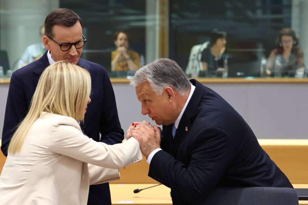 Lo schiaffo di Orban e Morawiecki all’Europea: dagli alleati di Meloni ‘no’ al patto sui migranti, stallo al Consiglio Ue