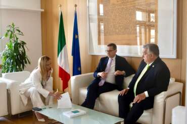 ‘No’ di Polonia e Ungheria al patto sui migranti, fallisce la mediazione di Meloni con gli alleati sovranisti: cortocircuito nell’estrema destra Ue