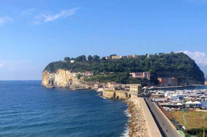 Tentano la fuga dal carcere di Nisida, in tre si calano con la corda ma è troppo corta: cadono e si fratturano