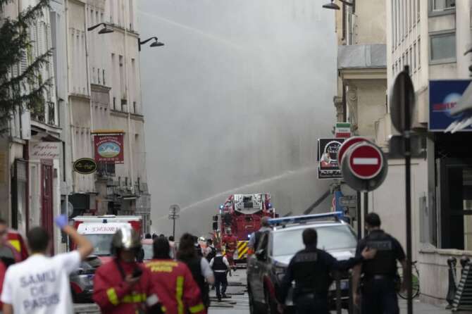 Crolla palazzo a Parigi, due dispersi e decine di feriti nell’esplosione in centro: “Pensavo fosse un terremoto”