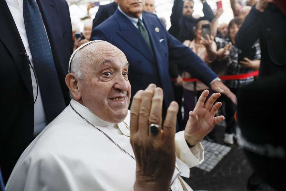 Papa Francesco lascia il Gemelli tra gli applausi: “Sono ancora vivo. Grande dolore per i migranti”
