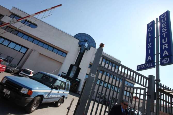 “Niente bagno, l’ho fatta lì e mi hanno usato come straccio”, l’orrore di una delle vittime dei poliziotti arrestati a Verona