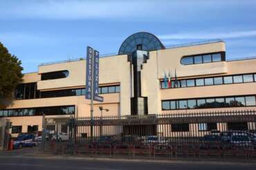 Torture alla Questura di Verona, 5 poliziotti arrestati: pestavano persone fermate per strada e truccavano i verbali