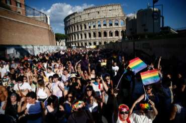 Roma Pride, la “farsa” della destra alla Regione Lazio: revoca il patrocinio perché “promuove utero in affitto”