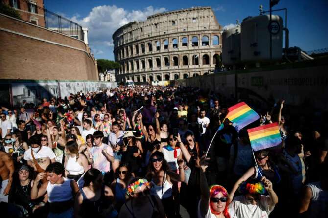 Roma Pride, sfilano in migliaia nella capitale: la “QueeResistenza” contro il governo Meloni